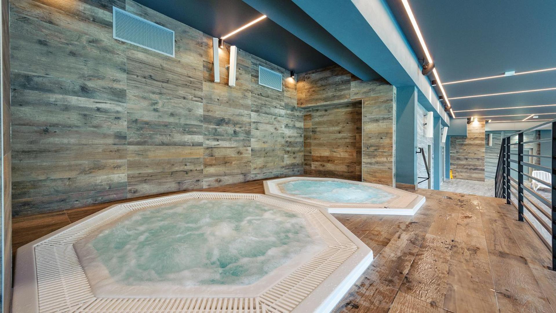 Pool Sauna Parking Free *